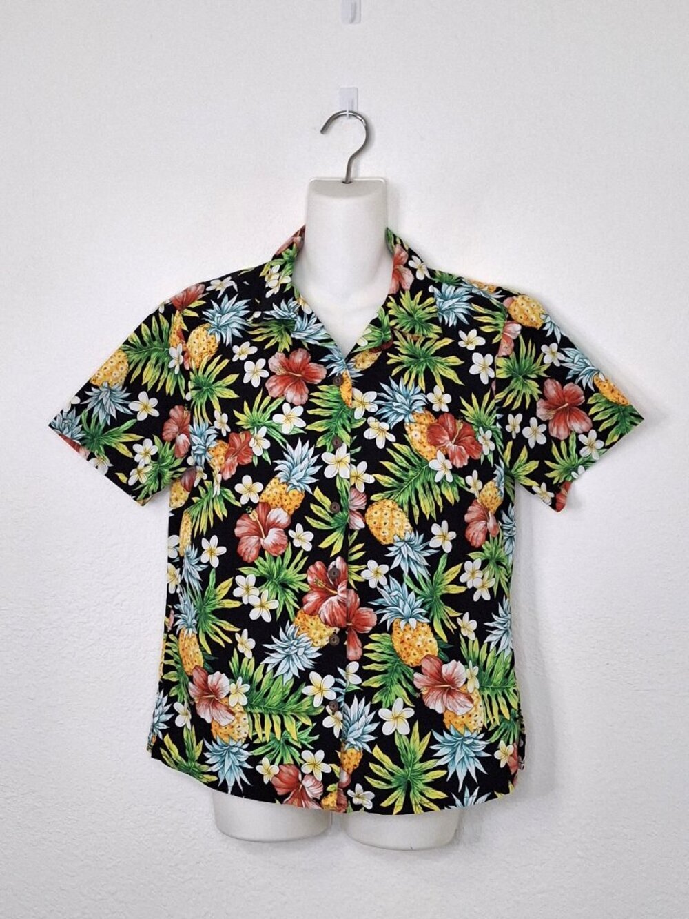 Hilo Hatti Hawaiian Shirt Sz M Button Down Floral Pineapple Novelty Print